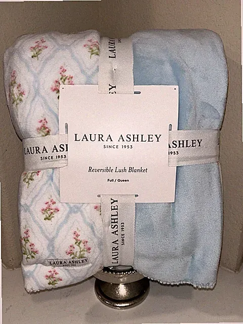 1-NWT LAURA ASHLEY REVERSIBLE PINK BOW FULL/QUEEN SIZE BLANKET