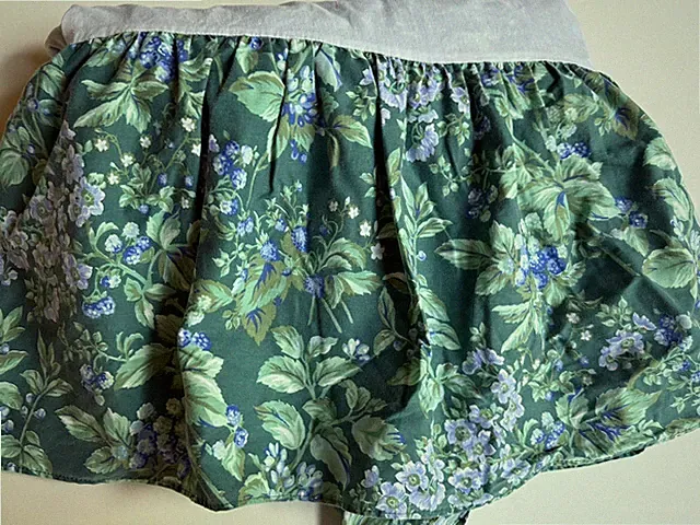 Rare LAURA ASHLEY Green *QUEEN BED SKIRT Flowers BRAMBLE BERRY Vintage Floral